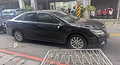 新北中和工人疑未繫安全繩　「連人帶窗」墜4樓砸中車頂