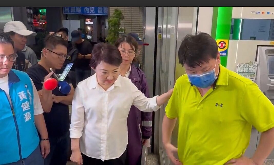 台中市長盧秀燕晚間到北區梅川東路、健行路一段勘查積水淹水區,慰問民眾互道平安。圖/新聞局提供