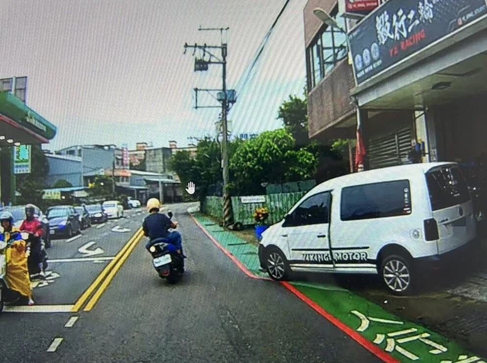 根據中壢警察分局統計，今年1至5月違規停車檢舉報案量高達5萬625件，占總報案量60%，警方自4月起啟動路暢專案，加強違停的取締。記者翁唯真／翻攝
