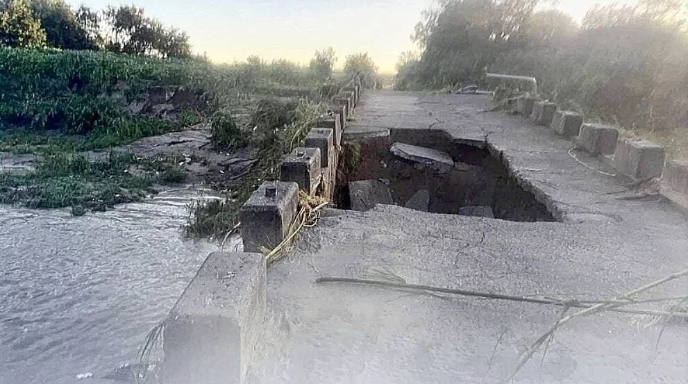 嘉義縣太保市北新里浮水橋受溪水沖刷，路面坍方目前封路禁止通行。圖／嘉義縣政府提供
