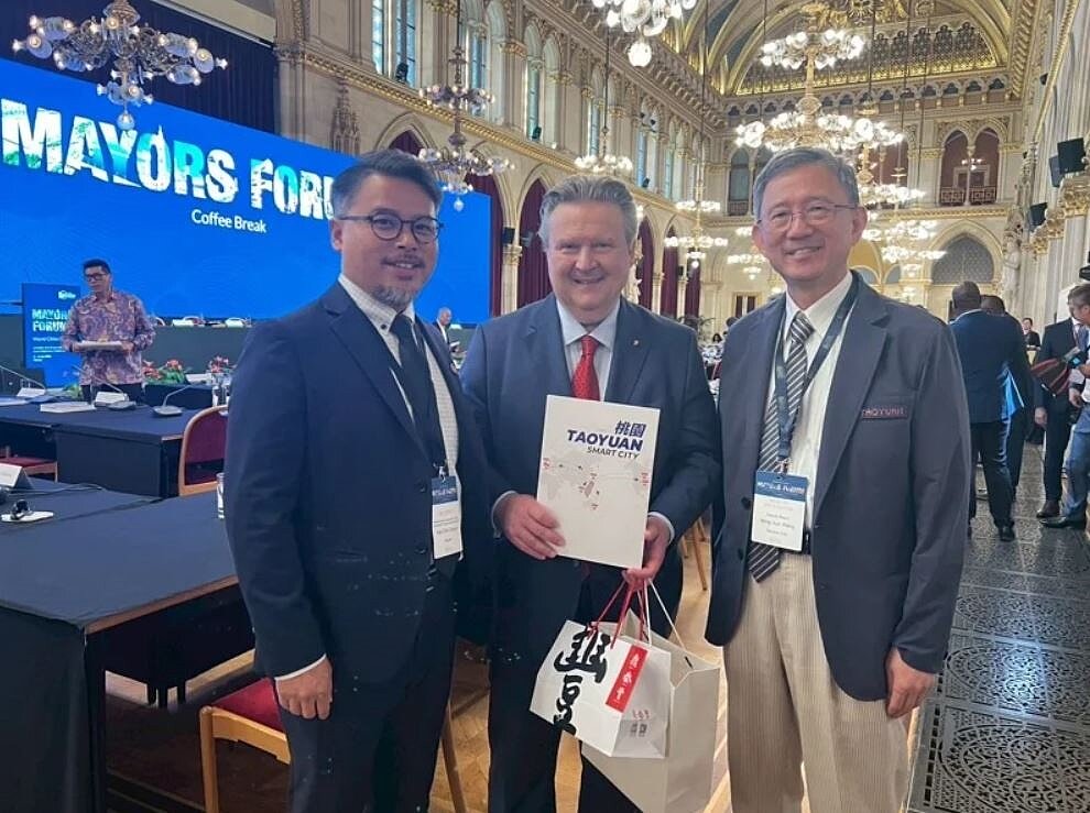 桃園為實現居住正義，有意打造可買賣、繼承又比市價低的可負擔住宅，副市長王明鉅（右）與都發局長江南志（左）赴奧交流取經。圖／桃園市都市發展局提供
