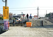 排水橋面高於路面　石笱排水工程變「天橋」