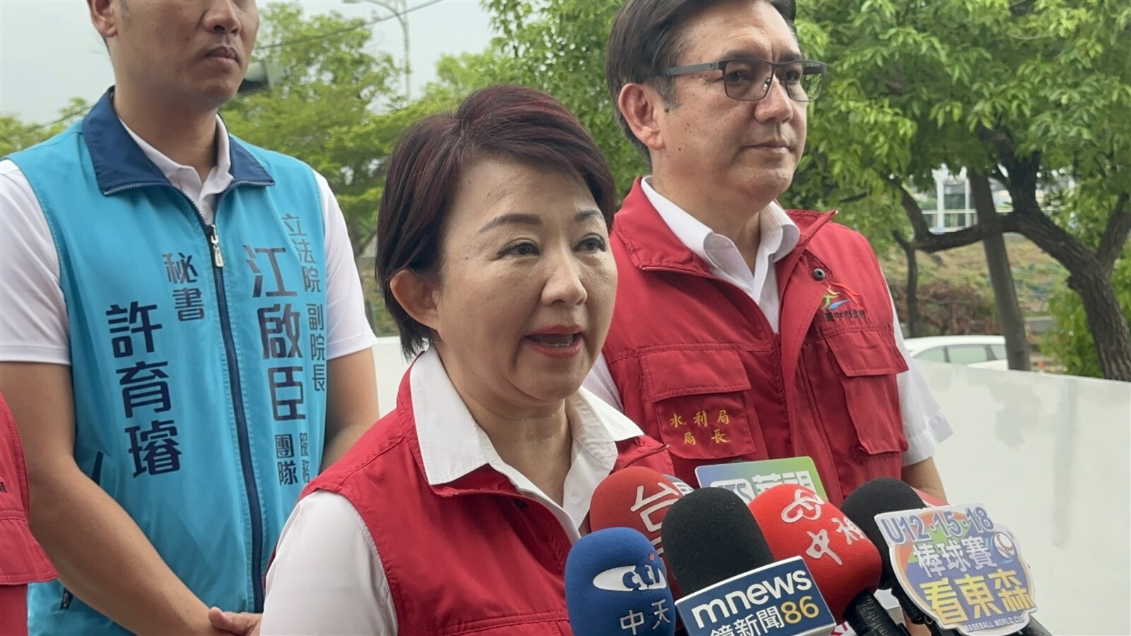 台中市長盧秀燕宣布台中市，明天因颱風放假。記者黃寅/攝影 
