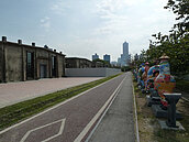 西臨港線自行車道　駁二特區天際線更美了