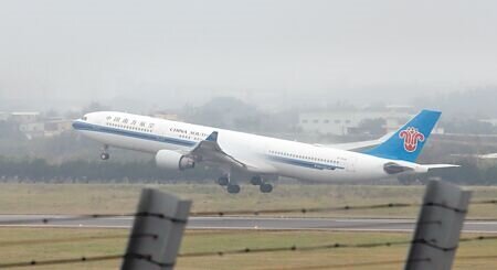 大陸接續啟用M503航路及W121、W122、W123支線航路,引發我方國安疑慮。圖為桃園機場南跑道上,一架大陸南方航空班機正在起飛。(本報資料照片)