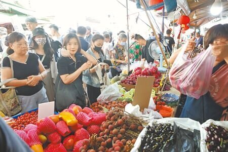 台北地區民眾6日在颱風來襲前,提早到傳統市場採買防颱。(王英豪攝)
