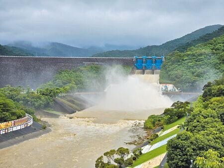 丹娜絲颱風來襲,6日牡丹水庫蓄水量1度突破90.1%,調節性洩洪。(羅琦文攝)