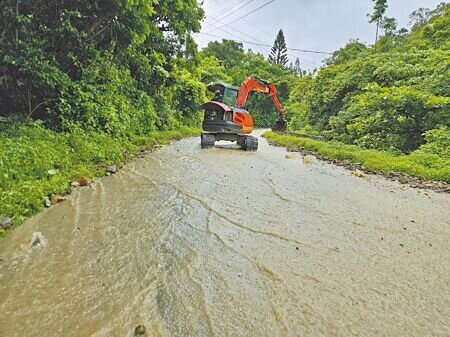 屏東滿州鄉山頂路排水不及,馬路上泥水滾滾。(羅琦文攝)