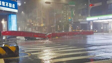 台南市中西區臨安路一段與民生路口,拱門被強風吹倒,壓傷1名騎士。(程炳璋攝)