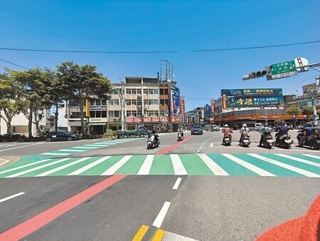 桃園市交通局2025年將「彩色導引標線」推廣到非匝道路口,擇定全市第6大易肇事路口的桃園區永安與三民路口試辦。(蔡依珍攝)
