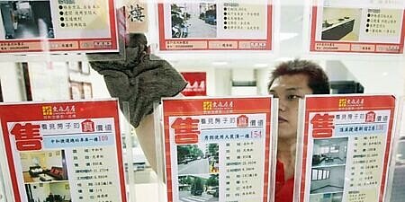 國內房市在銀行放貸緊縮、央行信用管制壓抑下,購屋信心趨保守,交易量大幅萎縮,今年5月底房仲家數為7,906家,半年來僅淨增加3家。圖∕本報資料照片