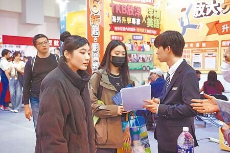 Z世代重視生活工作平衡的價值觀,加上基本時薪連漲、許多人選擇兼數份職取代正職,使整個求職意向有轉變。圖∕本報資料照片