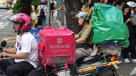 
勞動部將外送、舉牌員等工作納入高溫指引範疇，職安法修法也納管平台業者，強化對外送員保護，7、8月可望送立院修法。圖∕本報資料照片
