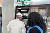 從實體走向數位　ATM過時公股銀年撤51台