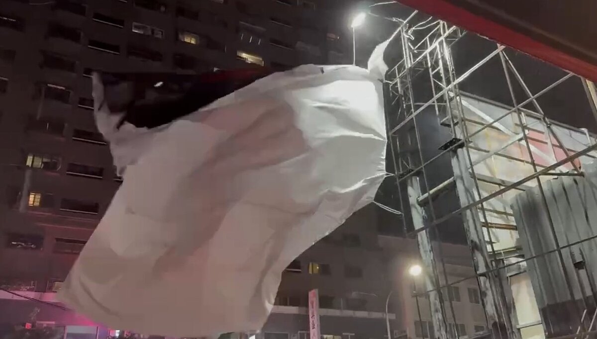 台南永康區永平街與永大路二段路口也有廣告帆布因強風破損,且隨著風勢不斷飄蕩,十分危險。圖/民眾提供