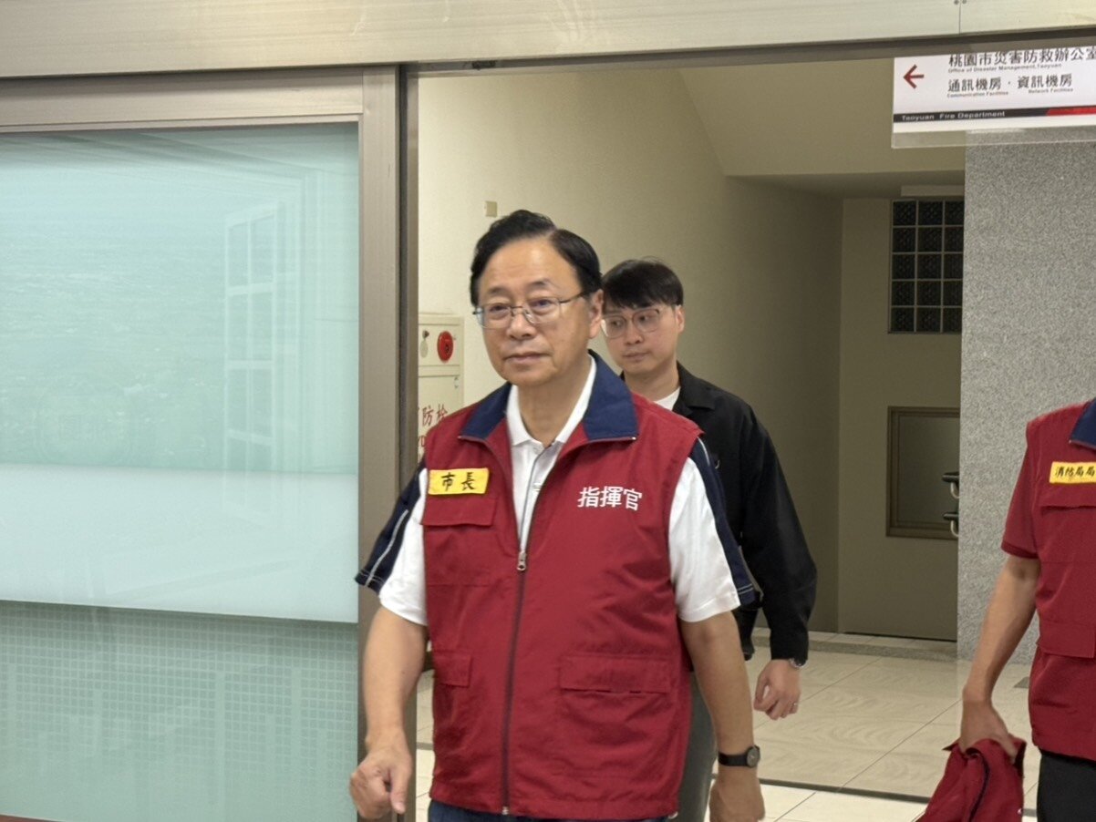 桃園市長張善政晚間召開丹娜絲颱風防颱工作會議，指出目前桃園風雨不明顯，但沿海4區風勢已達標，考量沿海居民外出風險因此決議分區停班課。記者周嘉茹／攝影 