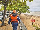 台南拱門吹倒壓傷騎士　高雄撤2300人