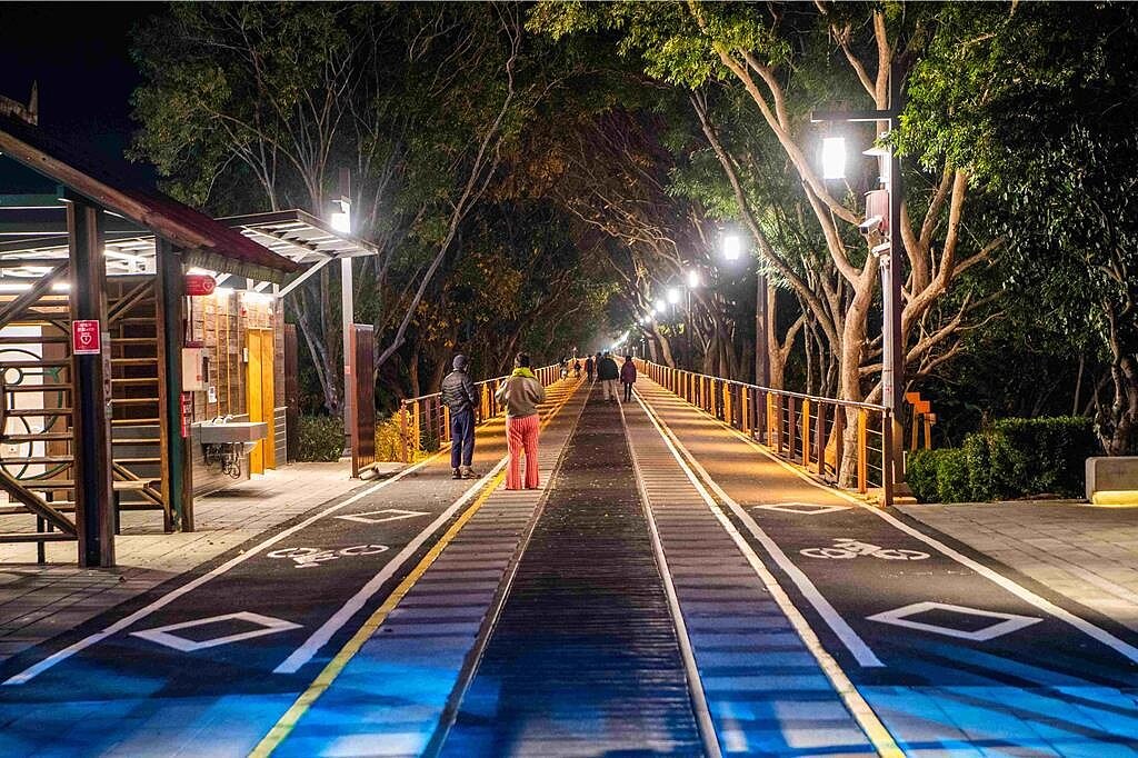 嘉油鐵馬道前身是輸油專用鐵道,歷史已82年,去年經市府導入光環境優化工程,獲獲「2025建築園冶獎-公園綠地景觀類」肯定。圖/嘉義市政府提供