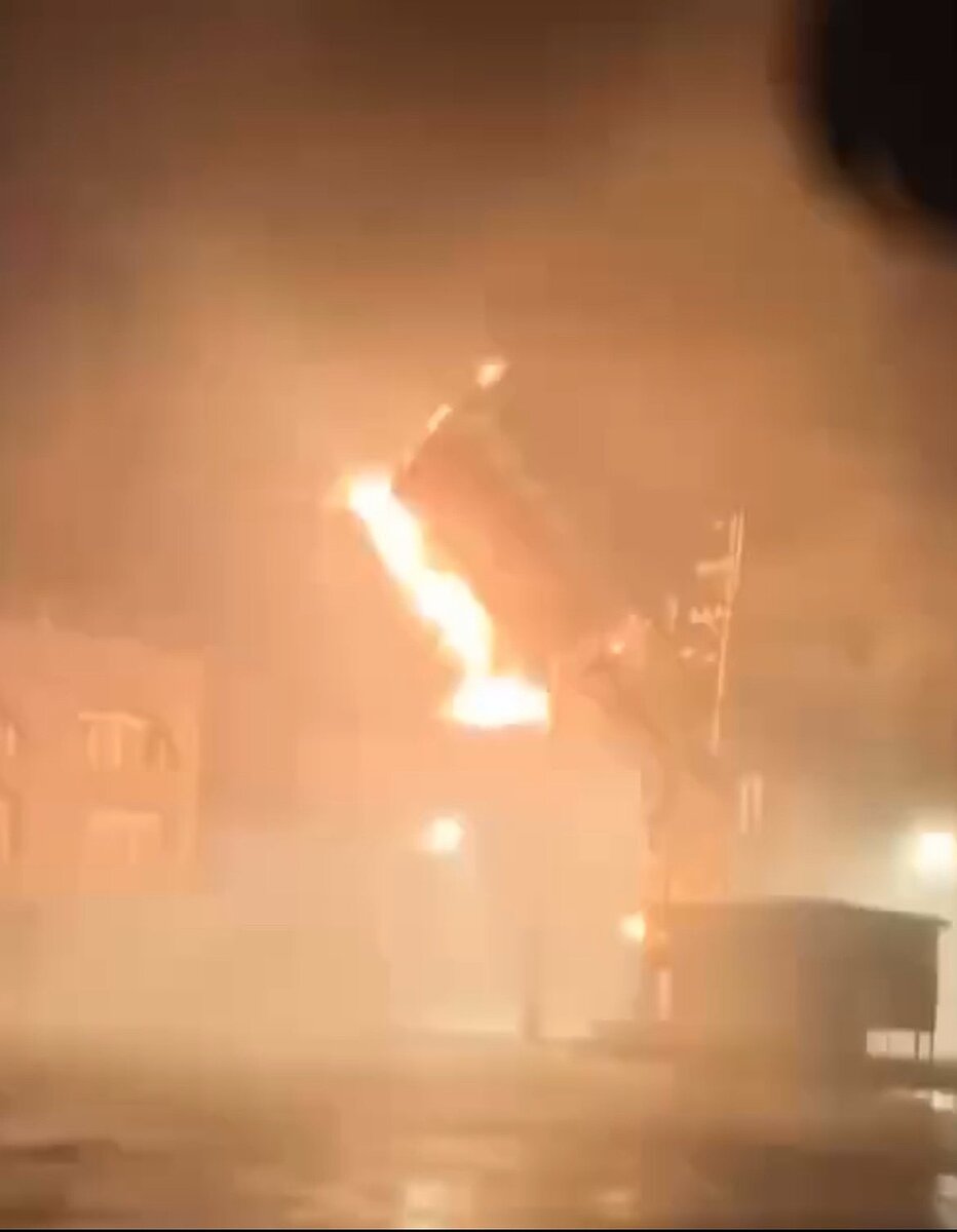 颱風丹娜絲強襲,台南佳里區一處連鎖大賣場招牌遭颱風強襲,硬生生被攔腰吹斷,一度更竄出火花,相當驚悚。圖/翻攝至爆料公社