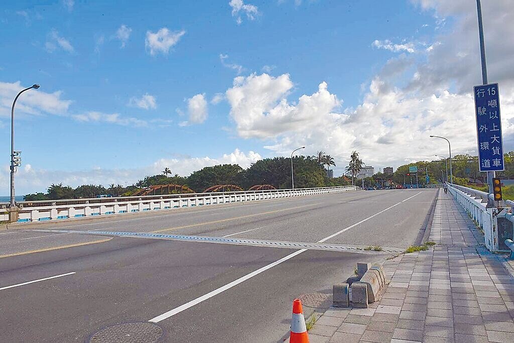 花蓮193縣道上的中山橋7年前因0206強震受損正在改建,將在8月5日封橋至明年5月,封橋期間工程採「半半施工」,只封一半車道,另一半開放雙向通行。圖/花蓮縣政府提供