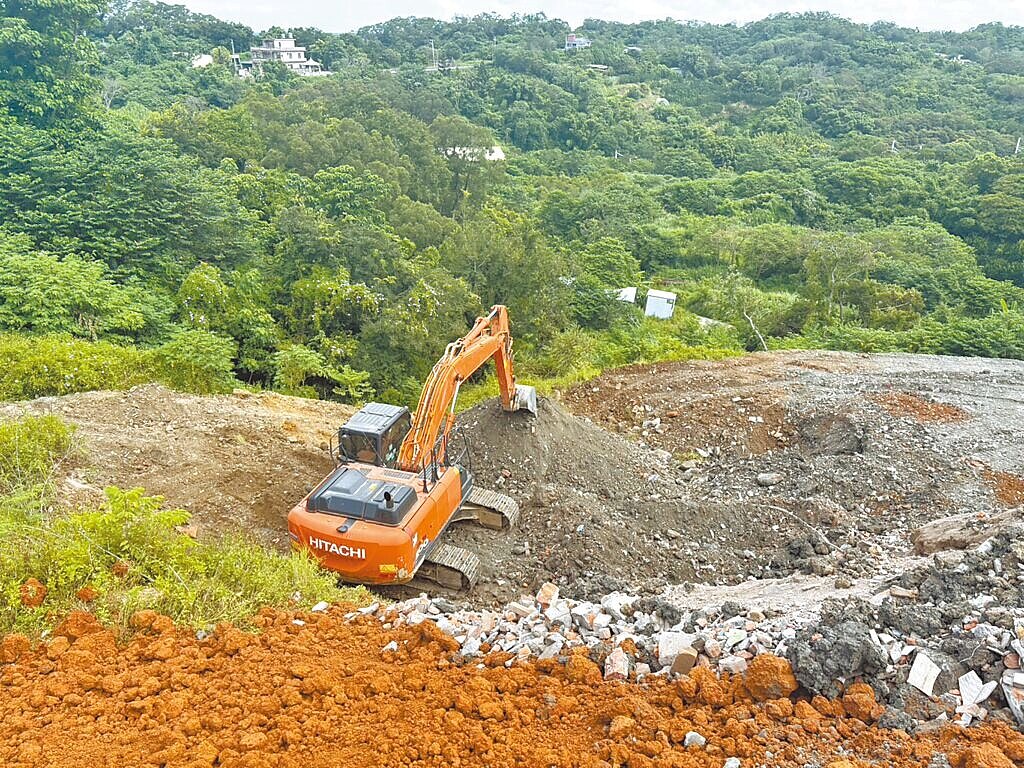 新竹縣寶山鄉峰城路三叉凸段5日上午遭不肖人士再度偷倒廢棄物。圖/竹東警分局提供