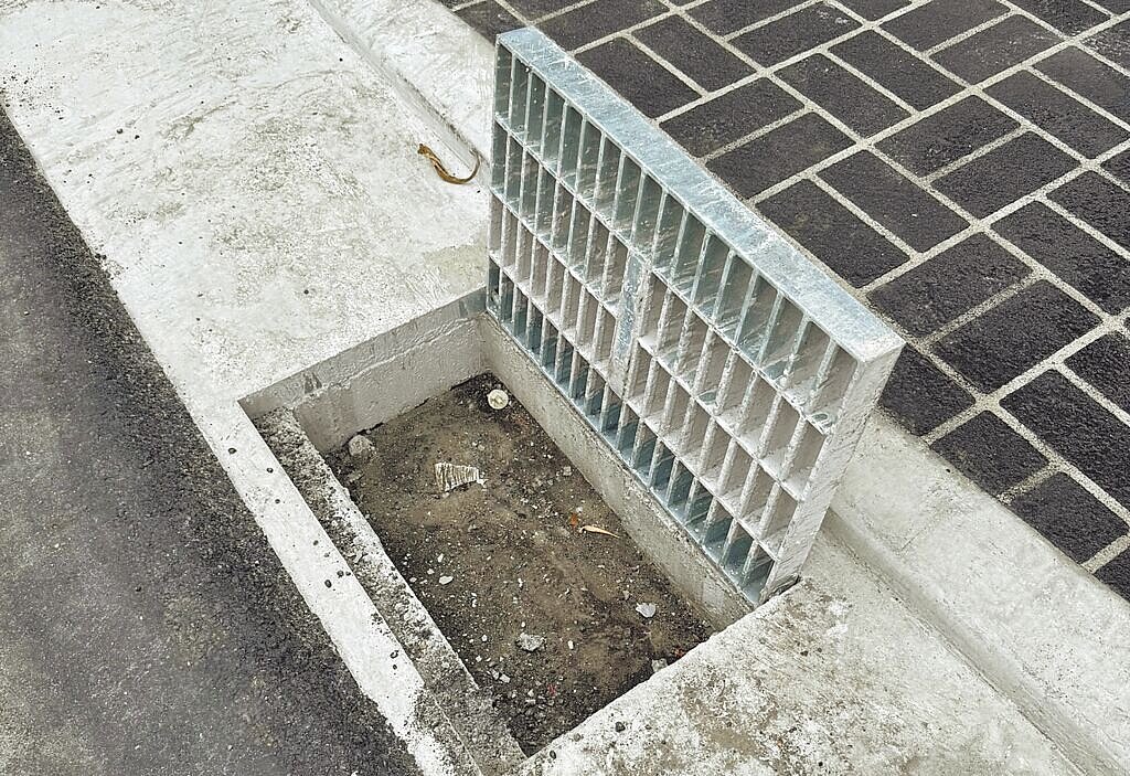 台中市5日強降雨致部分地區淹水,議員陳俞融6日質疑北區德化街出現「有蓋無溝」現象。圖/陳俞融提供