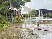 九曲堂公二地磚破損　安全堪憂