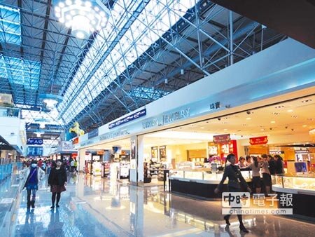 機場免稅店設施結合吃喝玩樂不僅帶動旅客停留時間拉長,亦進一步創造觀光財。圖/李麗滿
