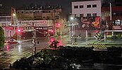 丹娜絲颱風夜襲嘉義　鐵皮、招牌滿天飛砸中多輛汽車