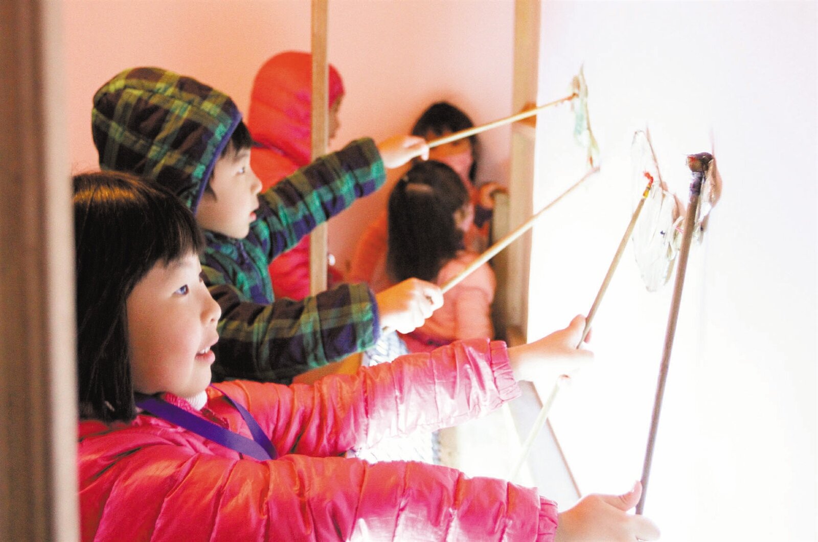 台北市立兒童育樂中心「昨日世界」昨天最後一天開放，許多民眾把握機會進園區遊玩。 記者林伯東／攝影