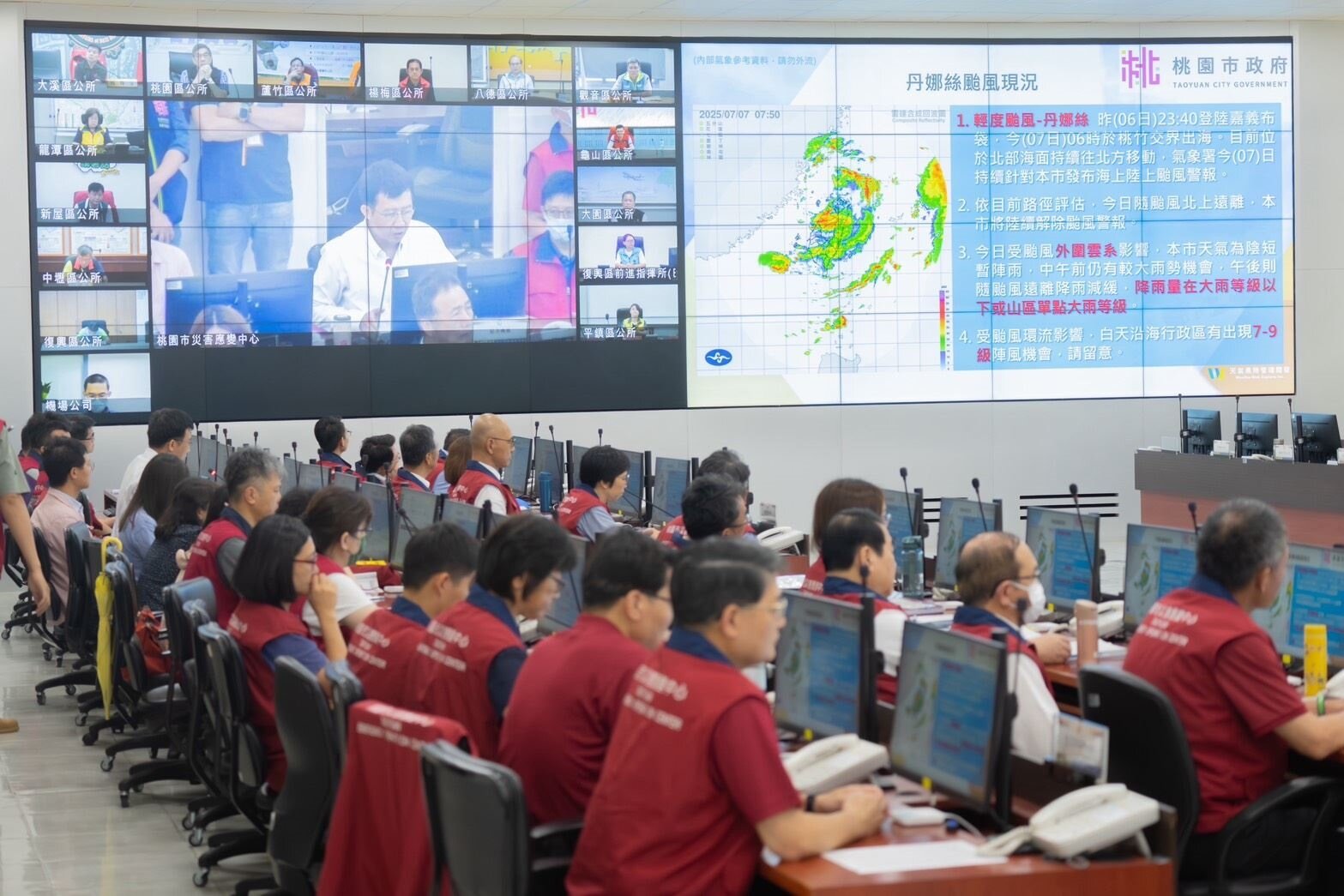 雖颱風逐漸遠離,但受外圍環流影響,未來12小時桃園仍有大雨與坡地災害風險,復興區為中等警戒。圖:市府提供