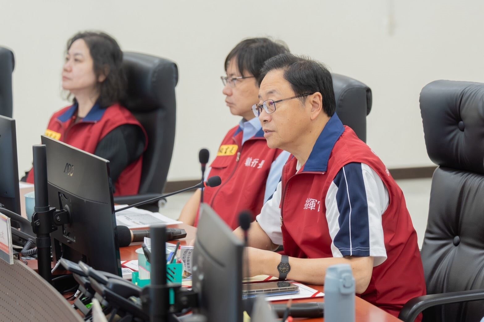 張善政今日上午前往消防局主持「丹娜絲颱風」災害應變中心第二次工作會議。圖:市府提供