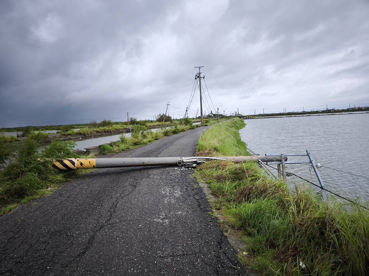 丹娜絲帶來巨大強風，台南地區電桿斷裂，台電搶修中。圖／台電提供
