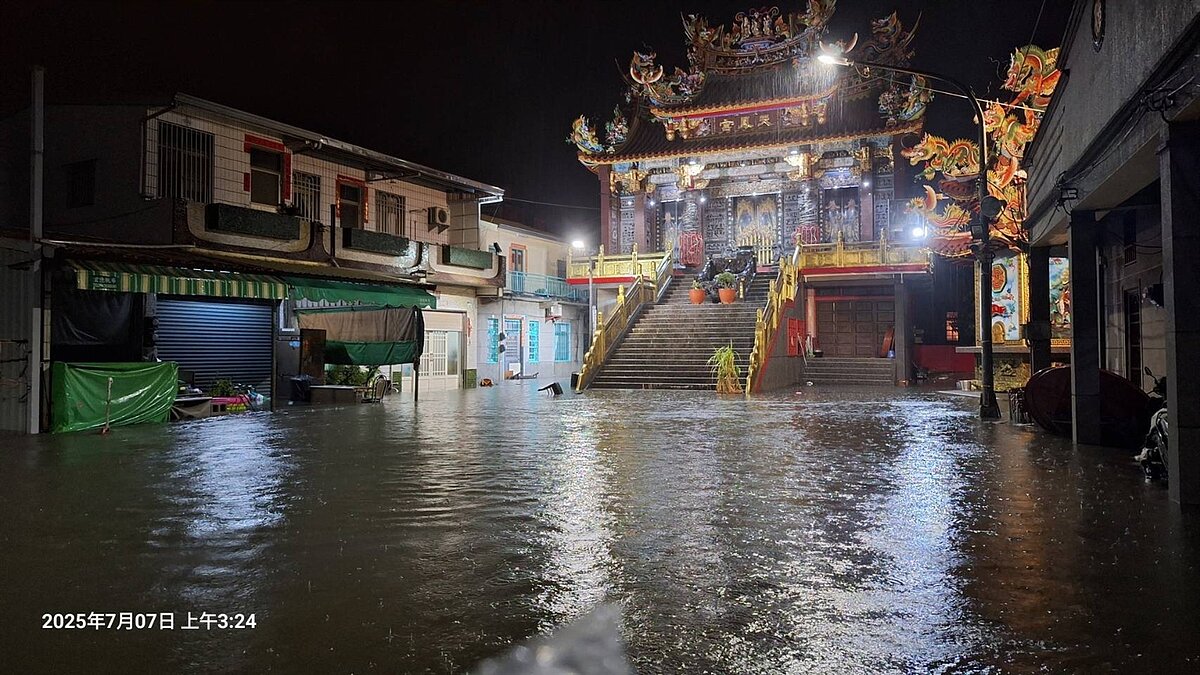 高雄旗津中區汙水處理廠抽水管6日晚突然破裂導致50戶住家發生淹水，巷弄內最大積水深度達40公分。圖／議員陳麗娜服務處提供
