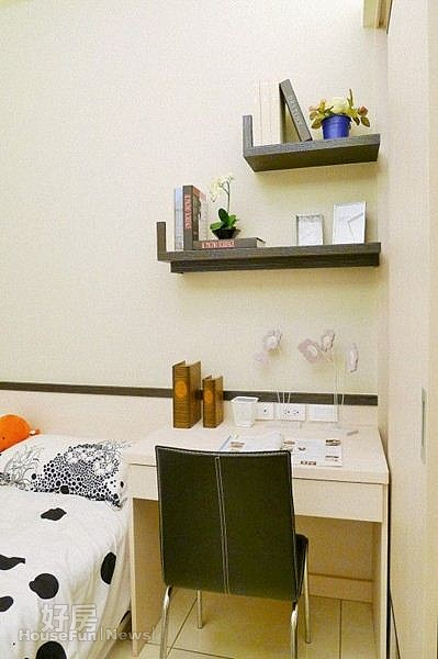 3.臥房規劃了書桌,兼具書房功能。