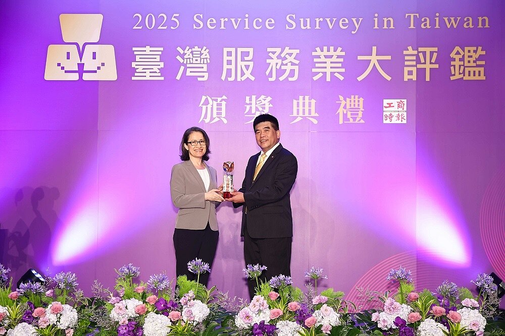 永慶房屋獲「2025臺灣服務業大評鑑」連鎖房仲業金牌,副總統蕭美琴蒞臨頒獎。圖/永慶房產集團提供