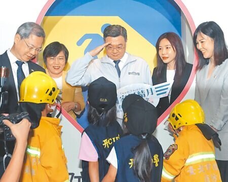 警政署2日舉行「國家團結月守護之盾防空避難體驗特展」開幕式,行政院長卓榮泰(中)向參觀小朋友敬禮。(陳君瑋攝)