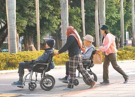 為滿足臨時、短期、急症照顧需求,勞動部目前委託6家單位試辦多元陪伴計畫,考量需求越來越多,近期已啟動第二波徵求,盼至少有4家單位再加入試辦計畫。(本報資料照片)