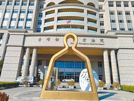 「歐悅集團」執行長林冠宏以「地面師」詐欺手法行騙全台,彰檢依加重詐欺取財等罪起訴林男等8人,移審彰化地院後,法官裁定林男及其祕書蔡女分別以300萬元、50萬元交保。(葉靜美攝)