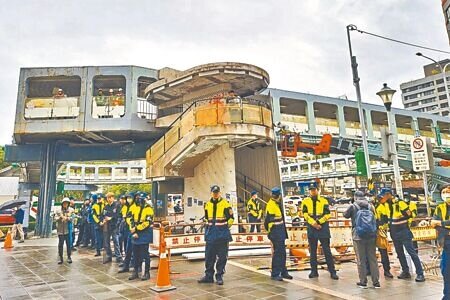 台北市政府去年底拆除新生和平天橋,引發民眾抗議導致拆橋時間延宕,市府預計今年將再拆除3座國小附近的天橋,市長蔣萬安要求相關局處拆橋前要妥善與民眾溝通。圖為新生和平天橋拆除工程。(本報資料照片)