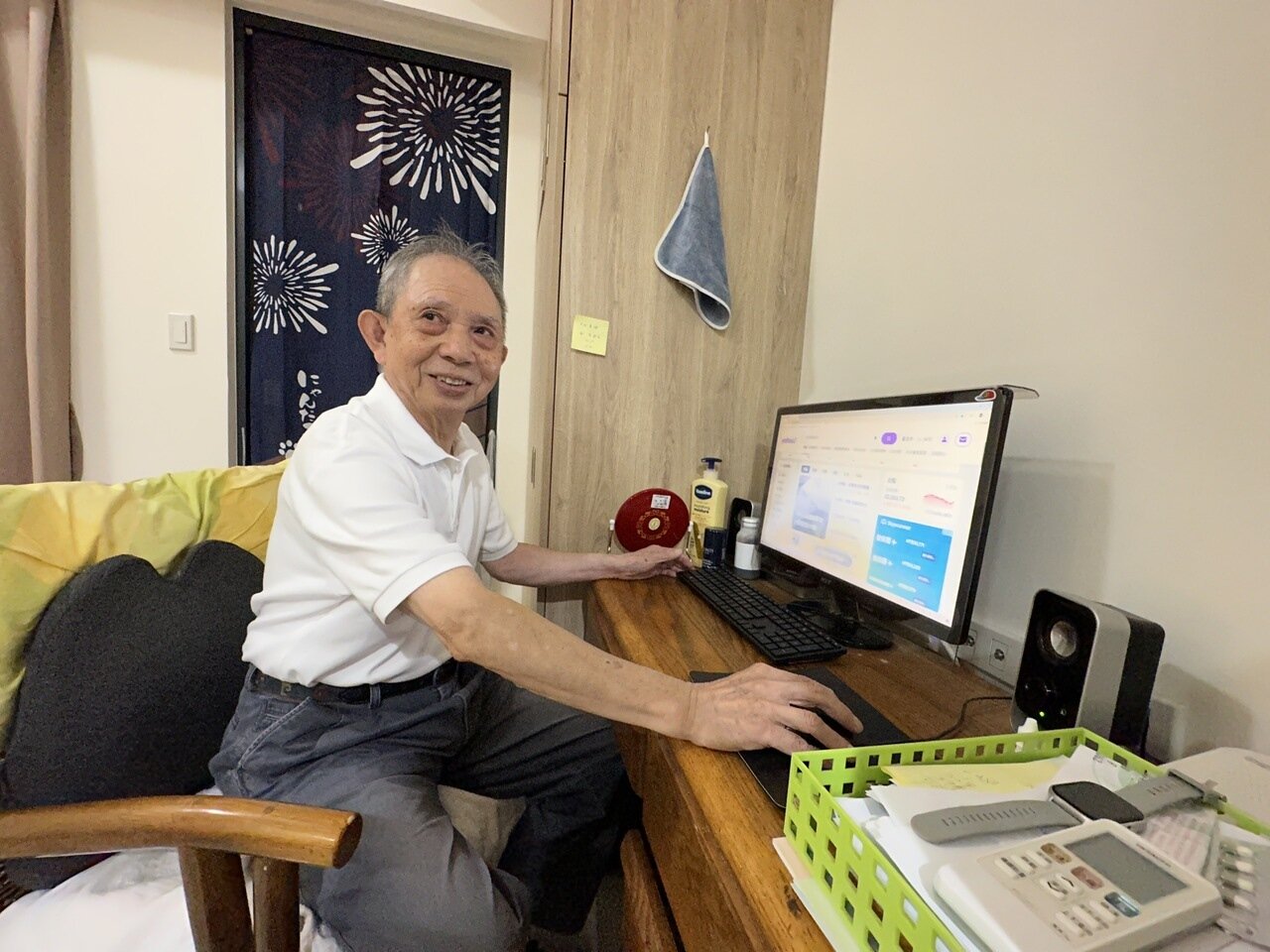 78歲的闕國棟也會用3C產品,會上網看新聞、看影片。記者張策/攝影