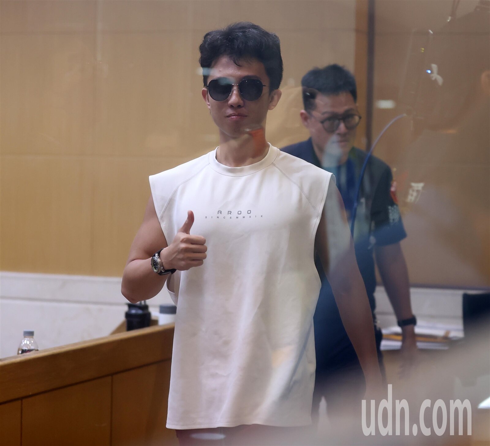 孫安佐涉違槍砲彈藥條例,北檢諭令30萬交保,走出北檢的孫安佐還對媒體比讚。記者胡經周/攝影