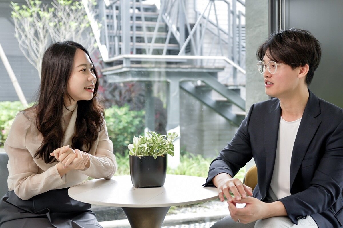 聖揚機構經理陳永翔(右)與專業地政士莉莉王(左)教購屋人解鎖限貸緊箍咒。記者宋健生/攝影