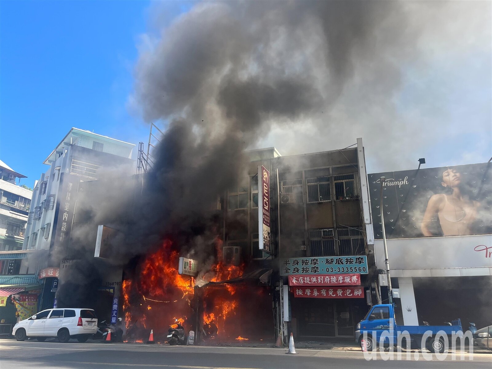 桃園市桃園區中山路近中原路口一間燒臘便當店今下午發生火警，當時店家竄出火勢隨即發生零星爆炸聲，恐怖濃煙不斷竄出，隨後火勢蔓延附近民宅。記者陳俊智／攝影 