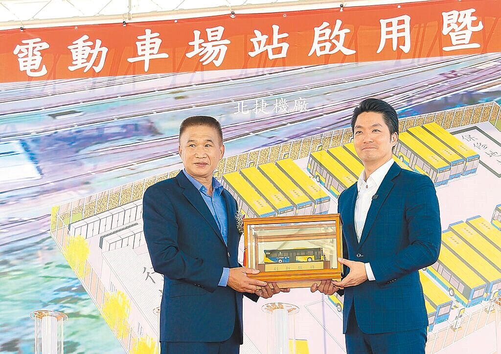 台北市長蔣萬安(右)2日出席電動公車共享充電站啟用典禮,並宣布服務士林地區往返重慶北路、南京東路及市府周邊的288路公車路線,共21輛公車汰換為電動公車,不僅有助降低空氣汙染,更提供市民安靜舒適的乘車體驗。圖/記者郭吉銓攝