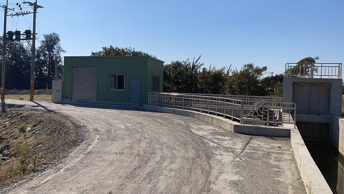 台南學甲區舊頭港社區以往易淹水,市府執行部落防護工程2021年1月間完工,卻遭居民指控未經同意占有私人土地。圖/南市水利局提供