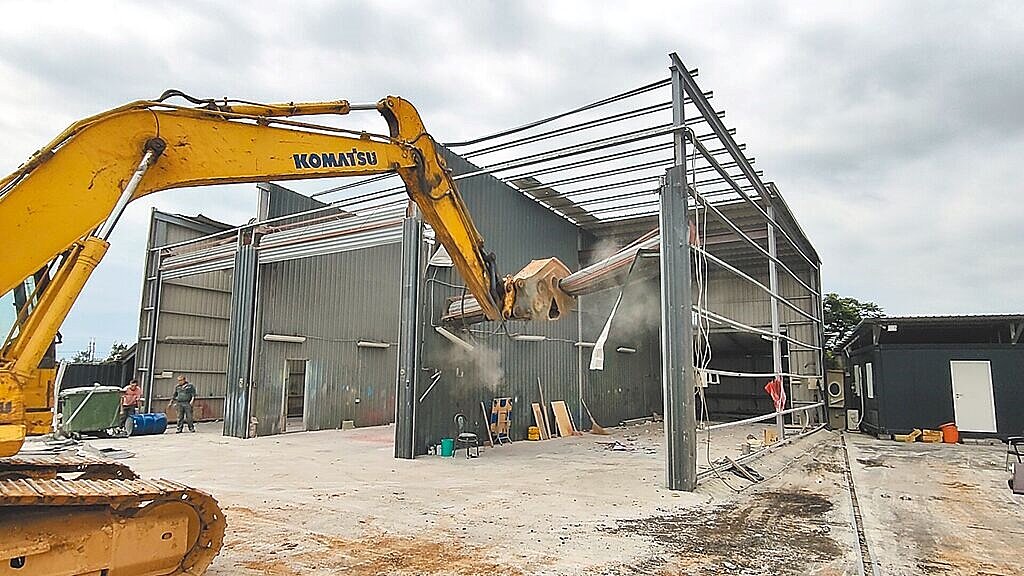 今年上半年桃園市政府就鐵腕拆除69處大型農地違建,面積約是143座籃球場。圖/建管處提供