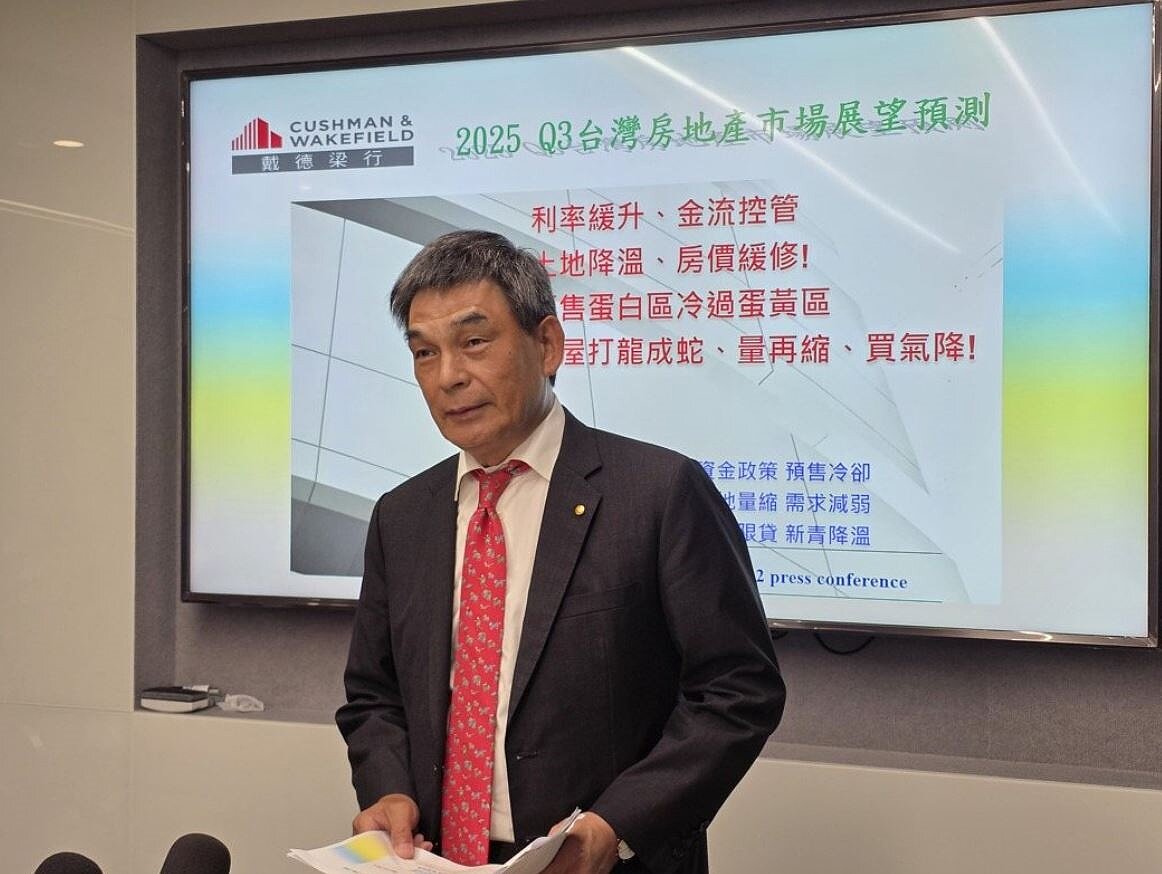 戴德梁行總經理顏炳立2日在第2季房地產市場回顧記者會中指出,現在房市就是「死死昏昏去」,但建商、屋主並沒有出現「斷頭」情況;現在所謂的讓利,都是建商行銷手法,利用降價第一槍來吸引買氣,「建商不是笨蛋,獲利才會出貨,沒有人會做賠錢生意」。陳美玲/攝影