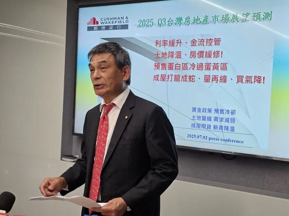 戴德梁行總經理顏炳立2日在第2季房地產市場回顧記者會中指出,現在房市就是「死死昏昏去」,但建商、屋主並沒有出現「斷頭」情況;他重申,現在房市「蛋黃區頂多修正3~5%」、「蛋白區10%」,「蛋殼區超過10%」,而「蛋殼上的雞屎要賣蛋白價,就是炒作」。陳美玲/攝影