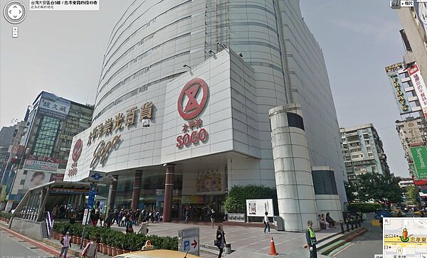 地上權豪宅「仁愛本真」隱身於東區SOGO附近的巷弄中。(翻攝自Google Map)